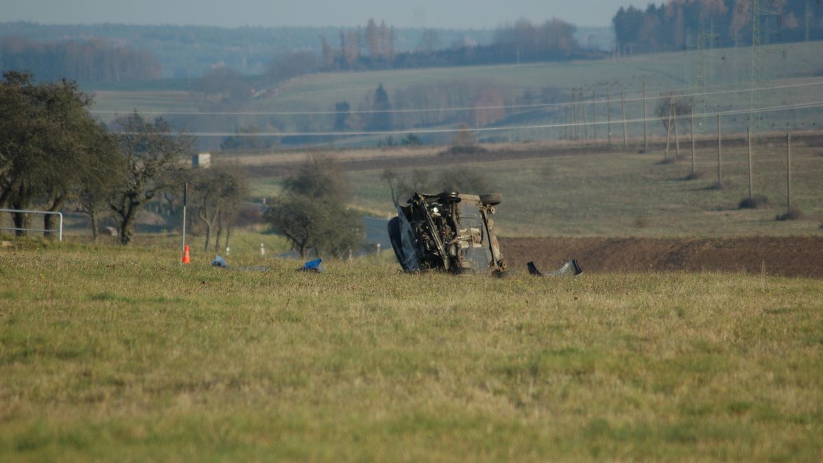 Tragická nehoda mladíků na Tachovsku. Jeden mrtvý, jeden v kritickém stavu, dva těžce zranění